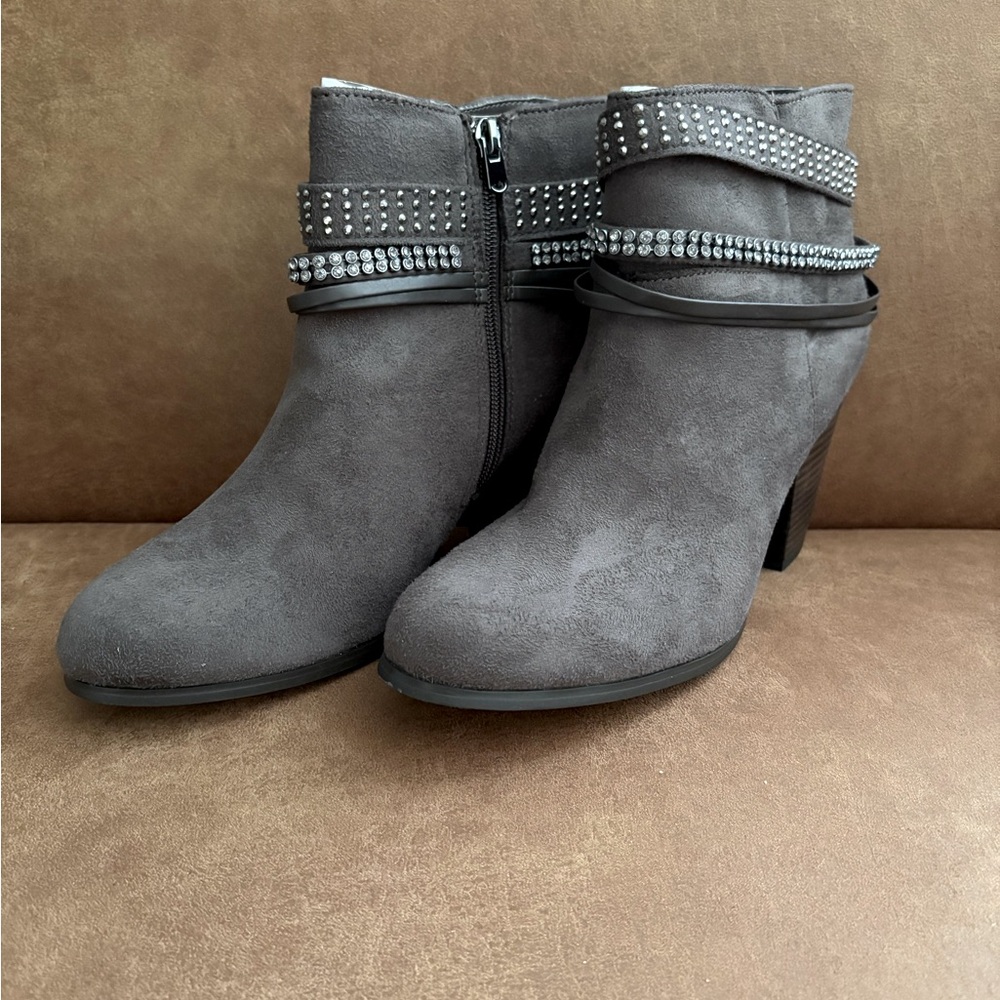 Women’s Bongo Grey Suede Booties Ankle Boots. Size 9M. NIB